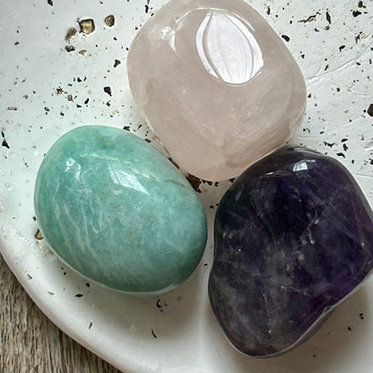 AQUARIUS Gift Box | 60hr Candle + Crystals | Zodiac Collection