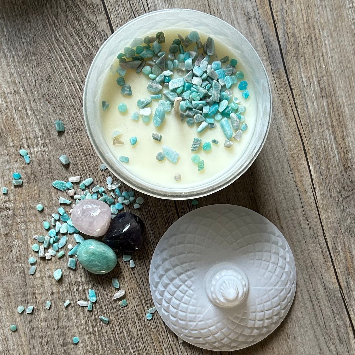 AQUARIUS Gift Box | 60hr Candle + Crystals | Zodiac Collection